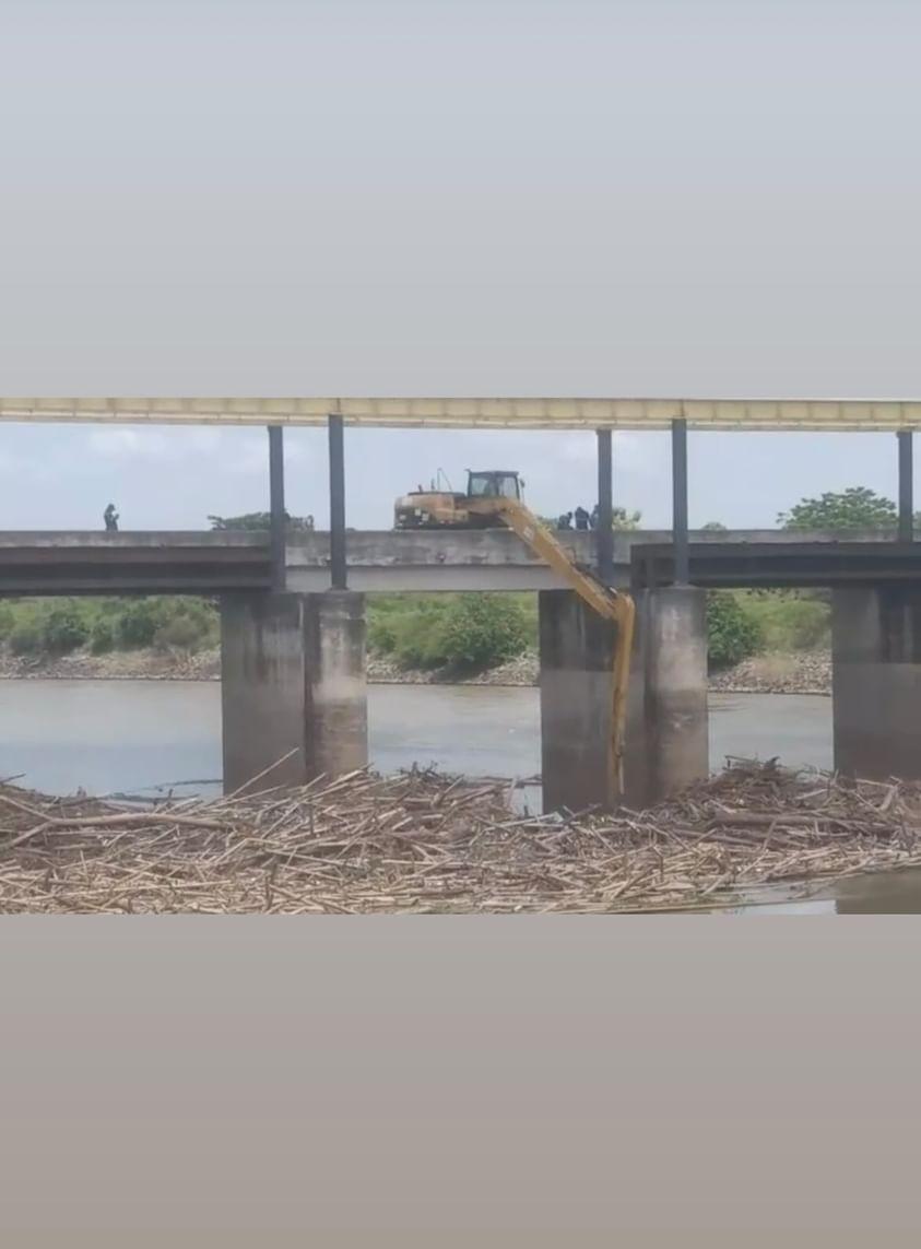 Riego_Guayas's tweet photo. ¡Trabajo articulado con la #EPA!
Se realizó la limpieza de palizada en el trasvase canal de distribución hídrica Dauvin, cumpliendo así con las medidas de prevención frente las posibles afectaciones invernales. #DIRDRA https://t.co/s8KEkerirx