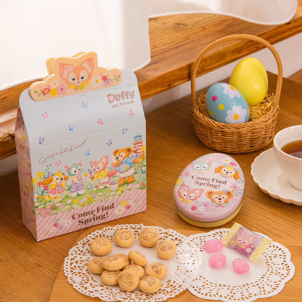 WithDuffy_TDS's tweet photo. ダッフィーたちがプリントされた「クリームフィルド・ビスケット」は、中にミルクティー味のクリームが🎶
リーナ・ベルのクリップは食べ終わった後も楽しめますね。

ピーチサイダー味のキャンディーが入ったたまご形の缶は、小物入れにも◎

https://t.co/yEVTnXY7on https://t.co/zwoIZkhMEH