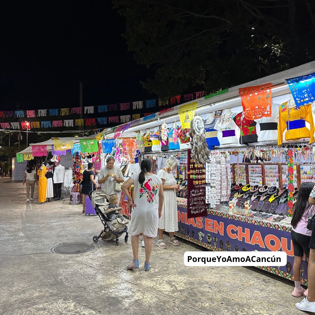 PorqueAmoCancun's tweet photo. Llego, llego Oaxaca y la Guelaguetza a #Cancún 🎉🌸🌺

Sumérgete en la magia de Oaxaca con exposiciones artesanales y gastronómica llena de colores, olores y sabores deliciosos 😋 

Por las tardes, de 6 a 10 pm., disfruta del ARTE, la FIESTA y la TRADICIÓN oaxaqueña con un programa cultural inolvidable 🎵💃🎶

📍Ubicación:  En Av. Tulum, justo entre el Palacio Municipal y Banamex