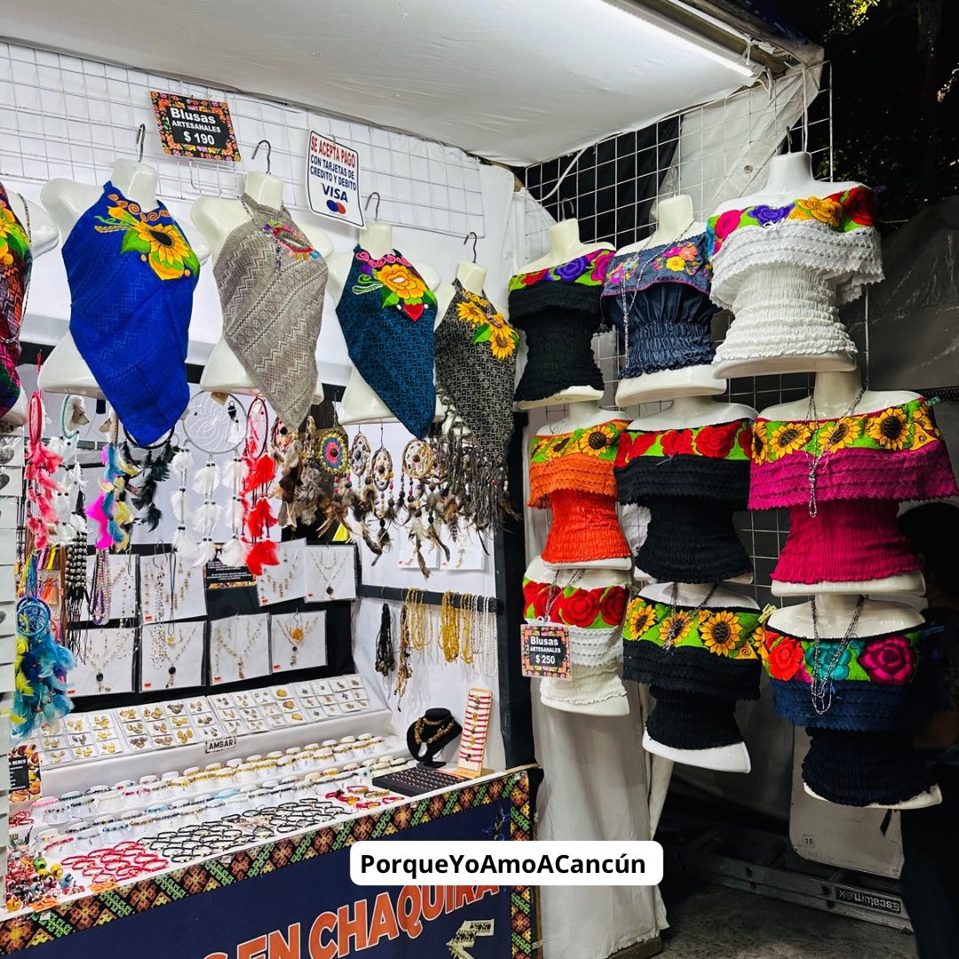 PorqueAmoCancun's tweet photo. Llego, llego Oaxaca y la Guelaguetza a #Cancún 🎉🌸🌺

Sumérgete en la magia de Oaxaca con exposiciones artesanales y gastronómica llena de colores, olores y sabores deliciosos 😋 

Por las tardes, de 6 a 10 pm., disfruta del ARTE, la FIESTA y la TRADICIÓN oaxaqueña con un programa cultural inolvidable 🎵💃🎶

📍Ubicación:  En Av. Tulum, justo entre el Palacio Municipal y Banamex