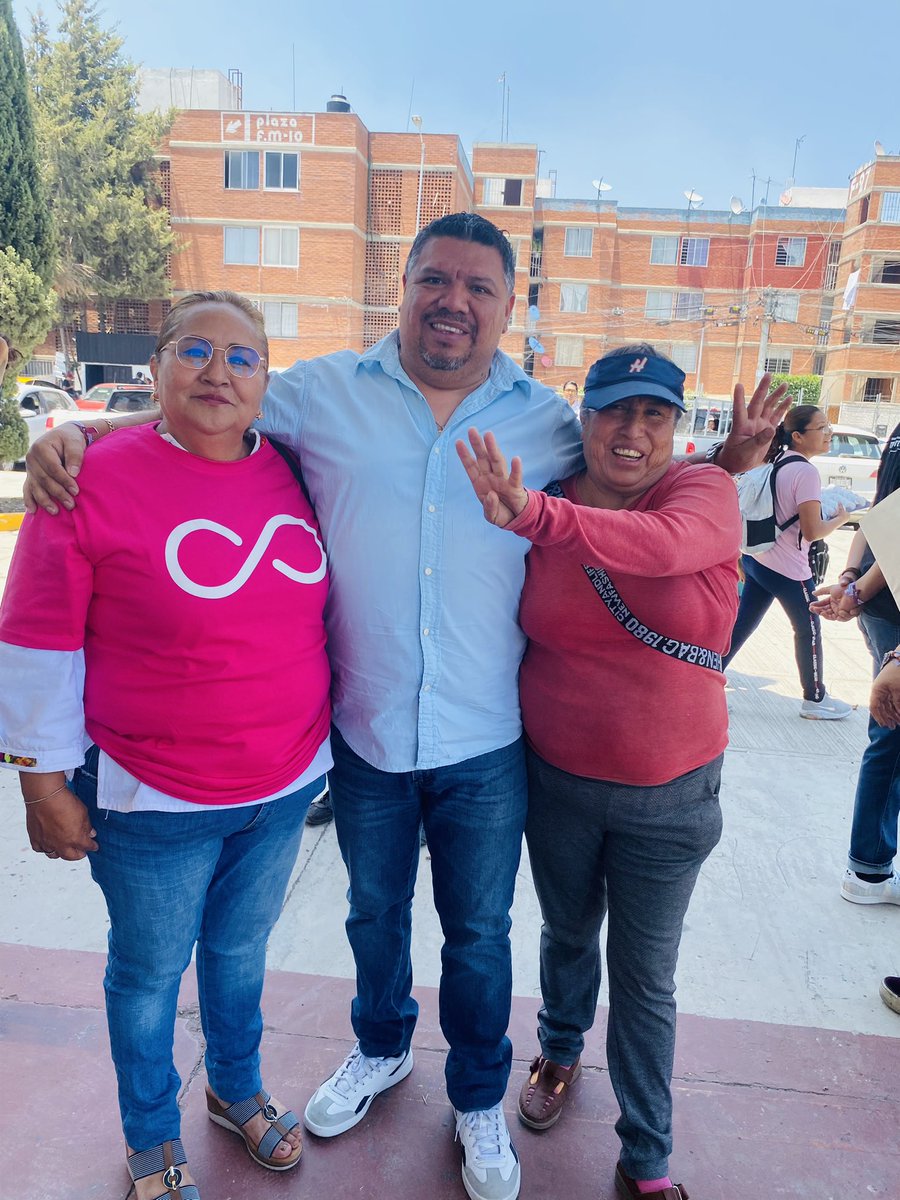 AndresCeronPue's tweet photo. El día de hoy tuve la oportunidad de acompañar a la señora Ceci Arellano a la U. H. Agua Santa a la conferencia Transformando familias.
Sigamos construyendo juntos el segundo piso de la #4Transformacion con el #Equipo Ganador https://t.co/1c4DXsBr42