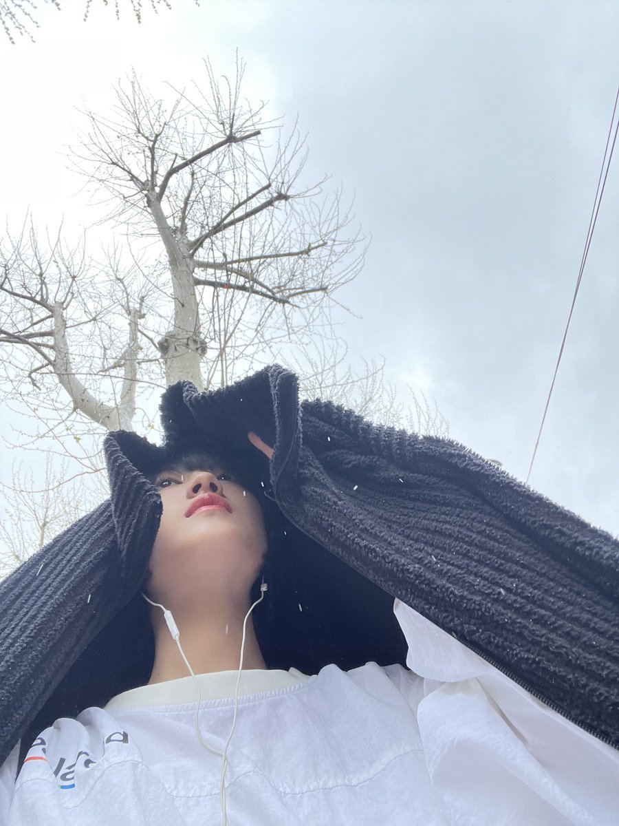 ori_bbl's tweet photo. 240415 🫧🐥📸

💬 The end of a person who didn't bring umbrella coming out thinking the rain was stopped
💬 *send photo*
💬 It looks like Taiwanese youth drama, right? (I'm sorry Taiwan) https://t.co/Jwgvv2mTKU
