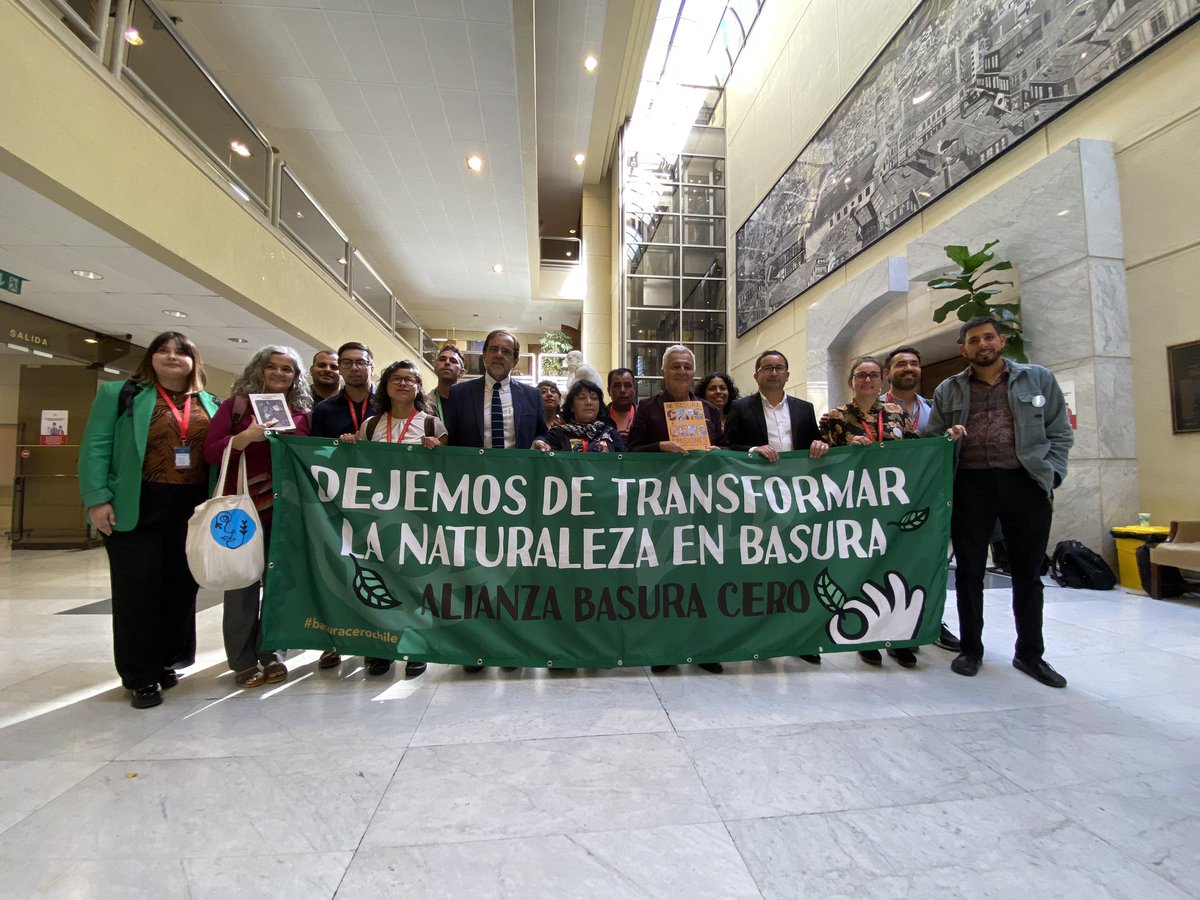 HernanPalma_D12's tweet photo. ¡SÍ SE PUDO! LANZAMOS LA BANCADA BASURA CERO ✅🗑️💚

♻️ Nos sentimos muy orgullosos de impulsar una agenda legislativa robusta que apunte a reducir la producción de plásticos y, asimismo, marcar una posición coherente a nivel internacional, ad portas de la nueva ronda de negociaciones del Tratado Global para detener la contaminación por plásticos 🌎🇨🇦🇨🇱.

♻️ Este puntapié lo dimos luego de escuchar potentes exposiciones en el "Seminario #BasuraCero: La invasión del plástico y la urgencia de legislar " co-organizado con los grandes de @BasuraCeroChile 👏🏽👏🏽👏🏽

♻️ Agradecemos de corazón a los 11 integrantes de esta nueva bancada y a todas las organizaciones que nos acompañaron el día de hoy en el Congreso Nacional 🫂, especialmente saludamos al Relator Especial de las @UN sobre sustancias tóxicas y DD.HH., Marcos Orellana.

¡ÉXITO EN CANADÁ!
