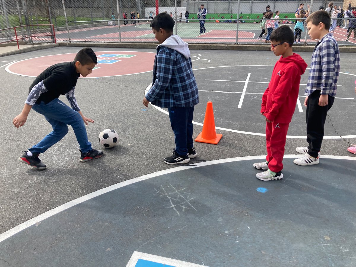 Health, Wellness & Green Spaces Climate Action Day! 3rd graders participated in wellness stations led by our PS 54 Green Team! @ladybug548 @ChrisSalt9 @LauraMahon20 @NYCSchools @CSD31SI @UFT #climateactiondays