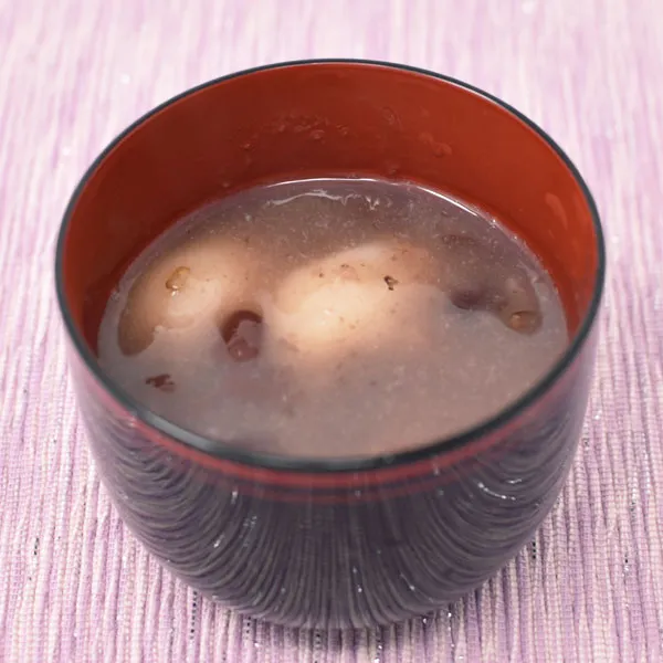 premainc's tweet photo. プレマシャンティ開発チームの岸江です。

レトルトでは加工時に溶けてしまうお餅を、搗き方と大きさの工夫で、弾力のある食感を残しています
島根県雲南市吉田町でついたもちを小豆とハト麦やもちあわ、16種の雑穀とともに
#餅入りぜんざい #プレマシャンティ #保存食 にも
🔗https://t.co/JYvB4x5Q0X https://t.co/leIvIgU2l1