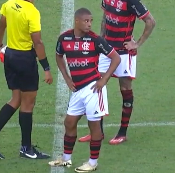 Nicolás De La Cruz é o primeiro jogador do Flamengo a participar diretamente de três gols nas duas primeiras rodadas de uma edição de Brasileirão Série A (dois gols e uma assistência) nos últimos 10 anos.