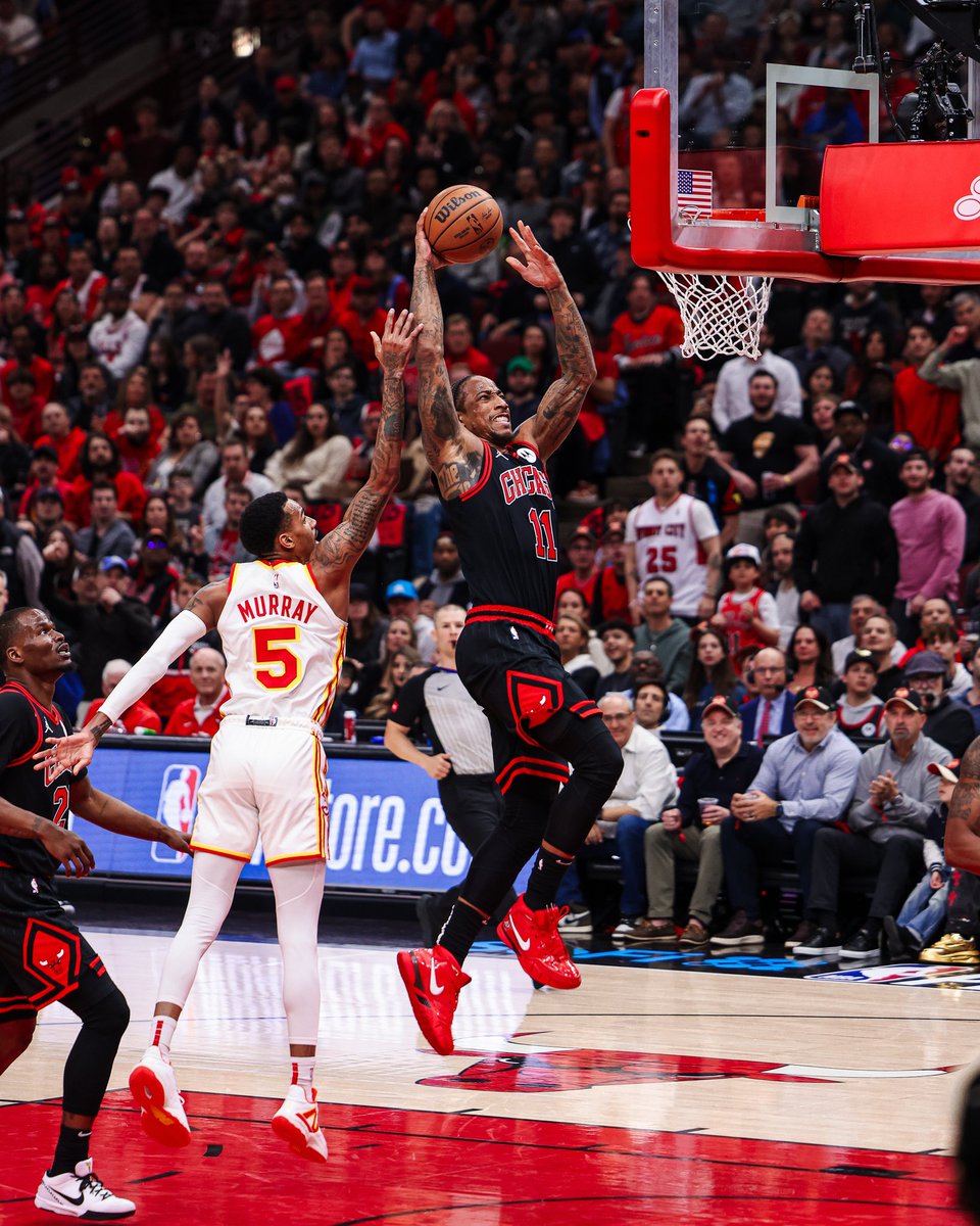 BULLS: 73 HAWK: 67 Um primeiro tempo de 140 PONTOS em Chicago. DeRozan - 18 PTS, 6 AST, 67% FG White - 17 PTS, 4 REB, 4 AST Dosunmu - 12 PTS, 2 BLK Murray - 23 PTS, 4 AST, 57% FG Capela - 16 PTS, 7 REB, 89% FG Trae - 10 PTS, 6 AST Jogo bom 👀