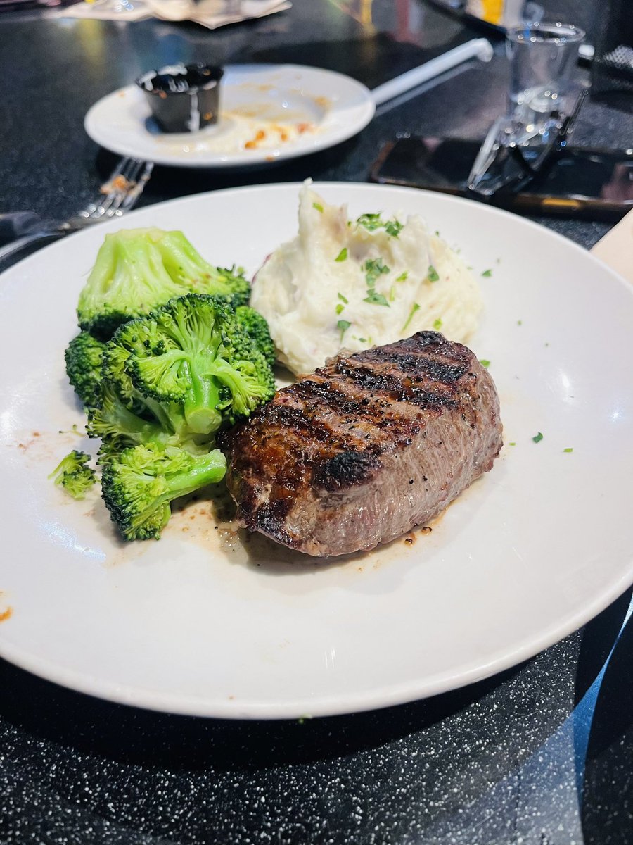 PamTheTrader's tweet photo. Can you guess which one is my dinner? #PamTheTrader https://t.co/8ig1CCV8xw