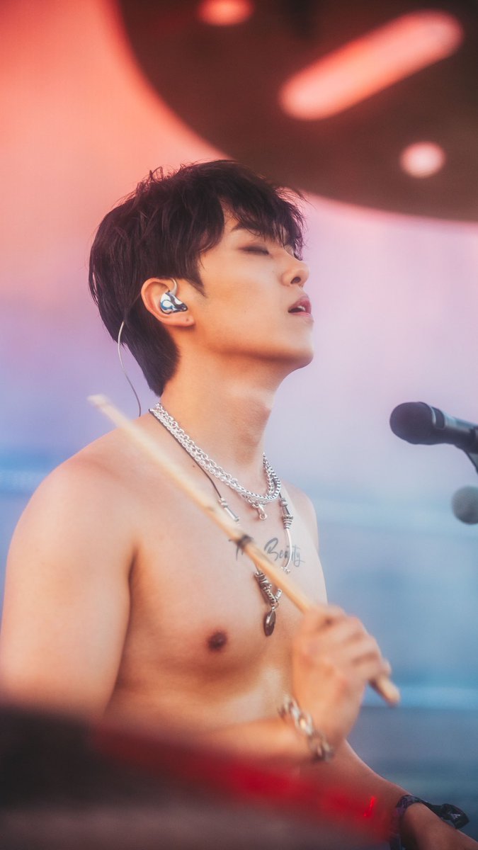 TheRose_0803's tweet photo. [Coachella Weekend One] Indio, California

#coachella #TheRose #더로즈 https://t.co/WoOmTe7lKn