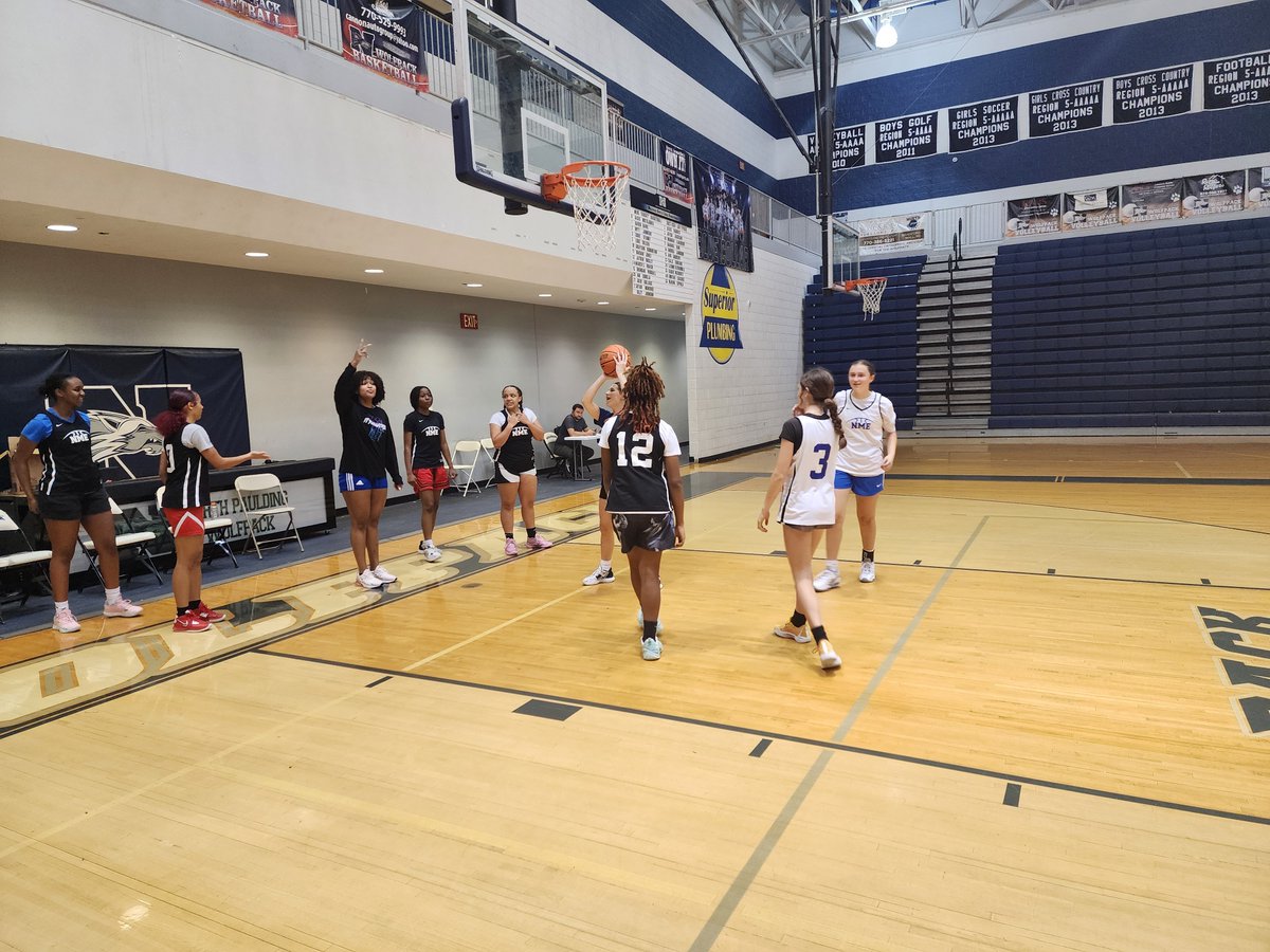 Coach Aliyah Washington takes the lead in our final NME 8th Grade girls practice before the APACHE MEMORIAL NCAA Live Event in Knoxville this wknd! Utilizing a combat RB drill from her time @ University of West Georgia - girls hoping to continue their winning streak up in TN!