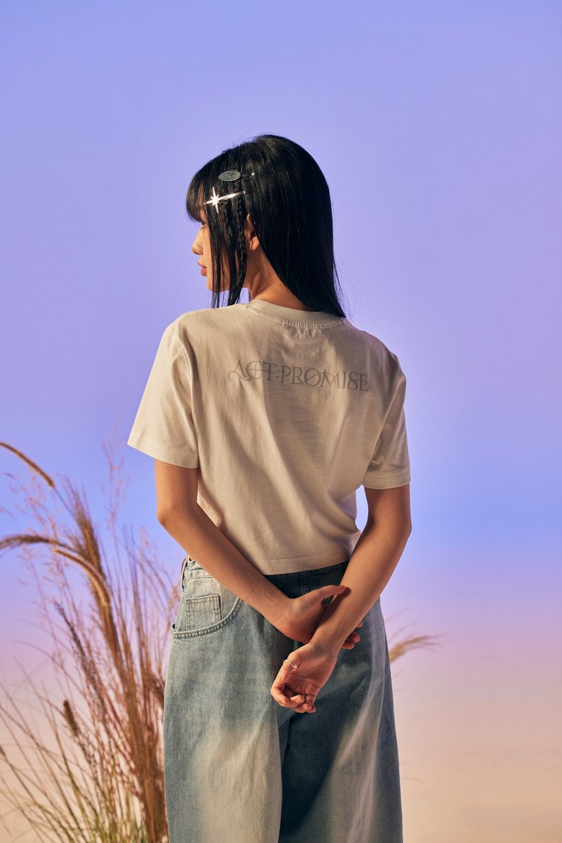 HYBE_MERCH's tweet photo. TOMORROW X TOGETHER WORLD TOUR <ACT : PROMISE> - OFFICIAL MERCH.
📸 STYLE PHOTO (1/3)

✨ 상품 공개 2024. 04. 19. 11AM(KST)
📅 판�� 오픈 2024. 04. 22. 11AM(KST)
📍 @weverseshop

#투모로우바이투게더 #TOMORROW_X_TOGETHER #TXT #ACT_PROMISE #TXT_TOUR_ACTPROMISE https://t.co/9luRlJwwLr