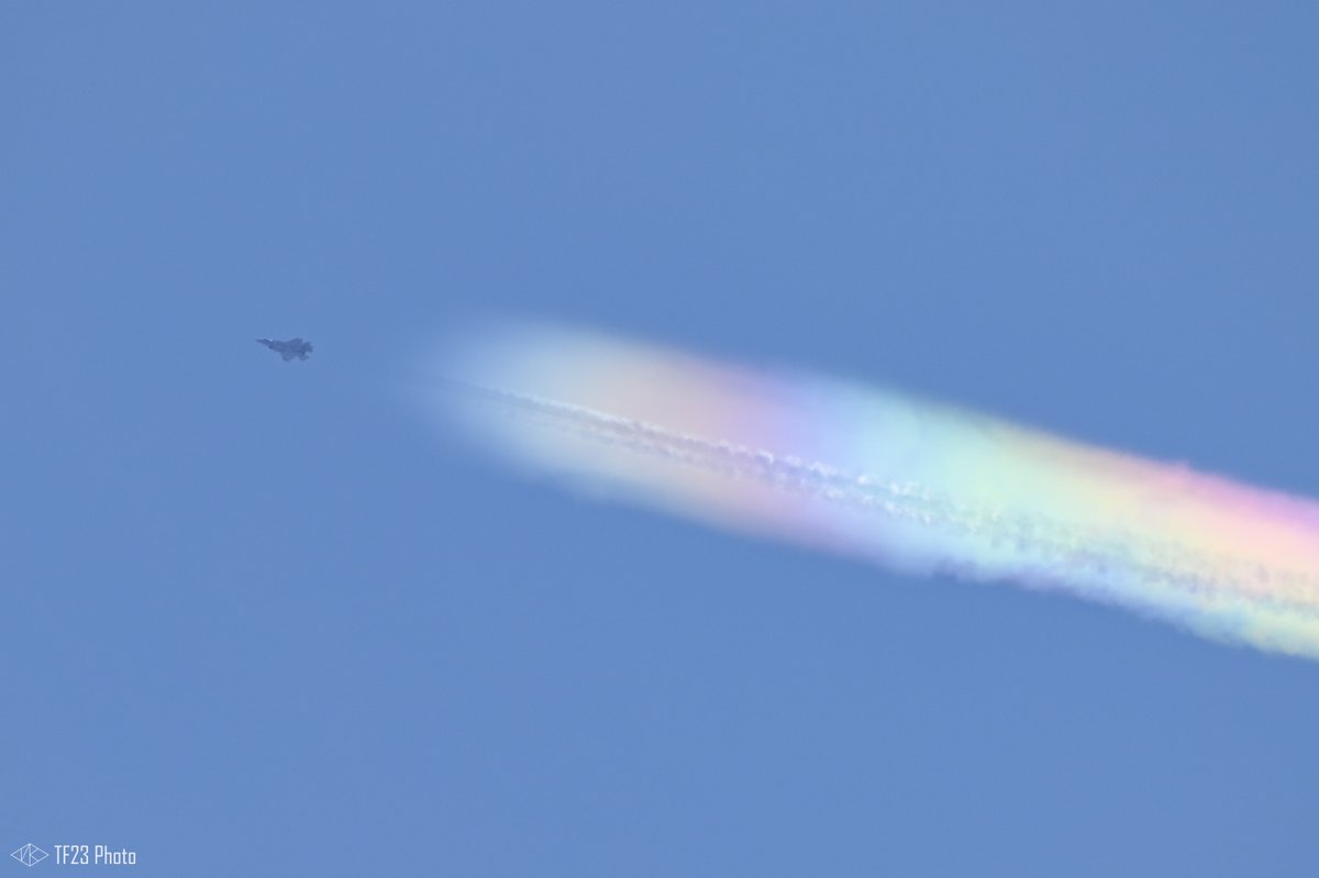 Edwards F-35 with a rainbow contrail