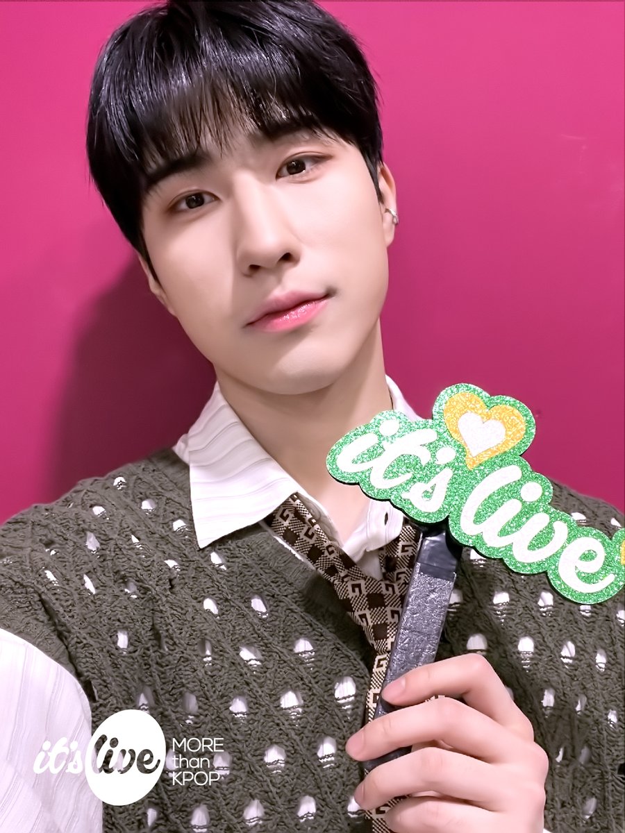 #원위 의 #잇츠라이브 가 잠시 후 5시에 시작됩니다!📸
유튜브 it's Live 채널에서 최초공개로 만나보세요!
‘#추억의_소각장’ 밴드 라이브 보면서 실시간 채팅 같이 달려요🌠

#ONEWE - #Beautiful_Ashes (Band Ver.)
Premieres on Youtube 'it's Live' Channel at 5PM KST TODAY!