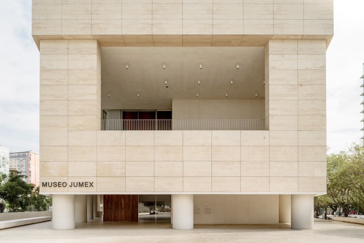 ⭕️El Museo Jumex realizado por David Chipperfield en la ciudad de México es la primer obra del arquitecto británico en América Latina; se alza como un emblema simple frente a circunstancias complejas…

¡#JuevesDeArquitectura & Premio Pritzker!

🖥+Info:fundacionjumex.org/es