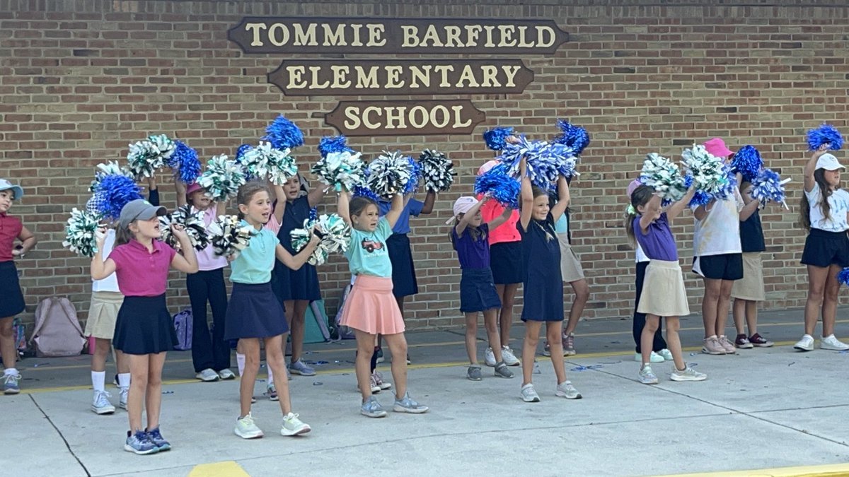 ⁦@TommieBarfield⁩ ‘s MRA ⁦@TheLeaderinMe⁩ Parent Survey is open until April 21st! Take a few minutes to fill out the survey and your students earns a dress down pass. Thank you Student Lighthouse Action Team and Spirit Leaders for advertising during car loop arrival.