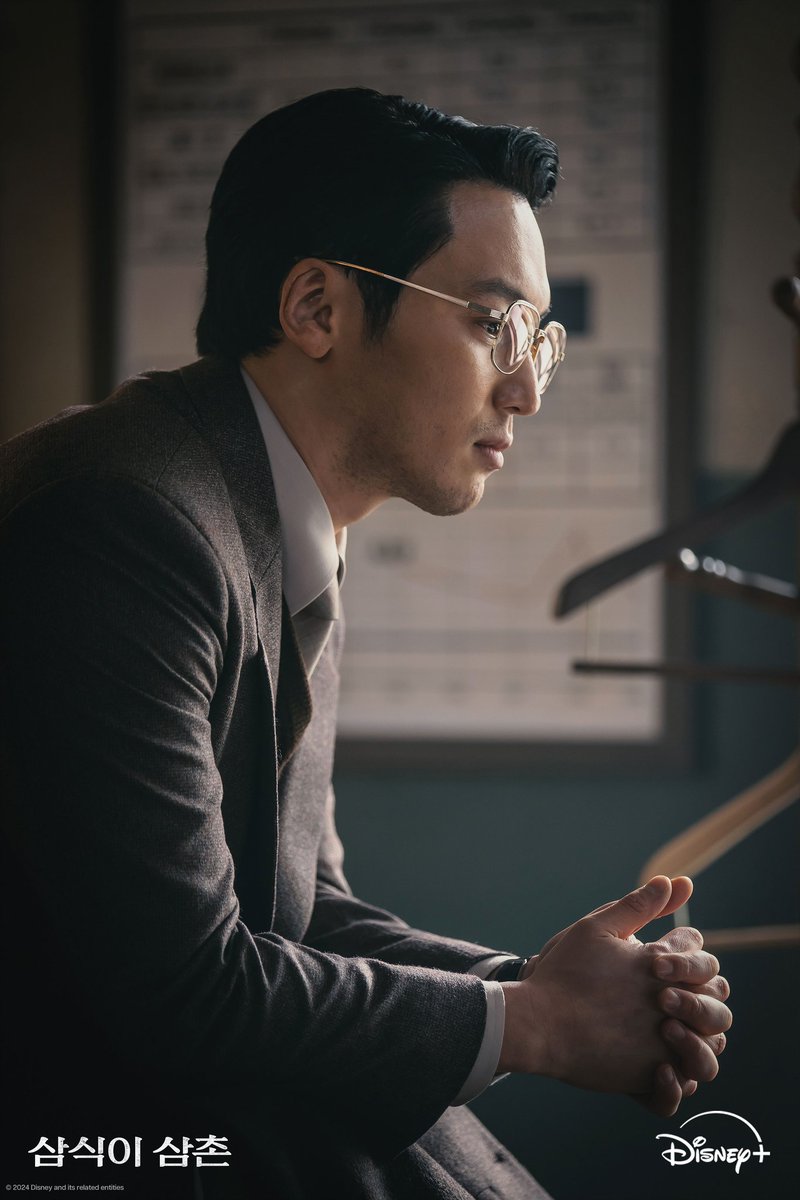 Byun Yohan my daddy still cuts for Uncle Samsik! His unresisting charm explodes in this still cuts

#UncleSamsik
#변요한 #ByunYoHan