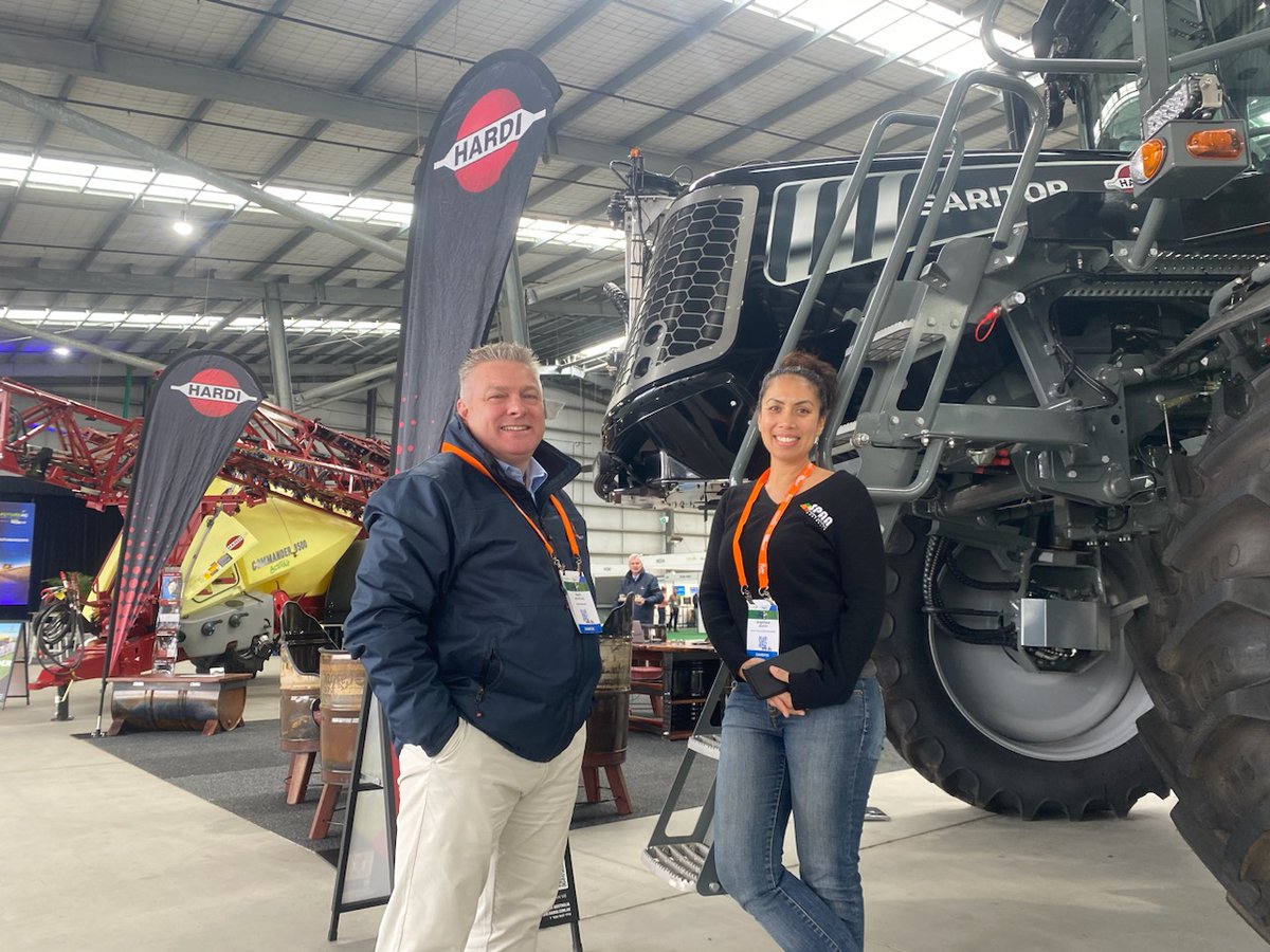 SPAA EO @Angie_McAvoy checking out SPAA partner HARDI's SARITOR self-propelled sprayer.
Awesome piece of machinery using a wide Paralift boom centre with HARDI #AutoTerrain boom height and stability control for more accurate spraying.
#FutureAgExpo #SPAAPartner