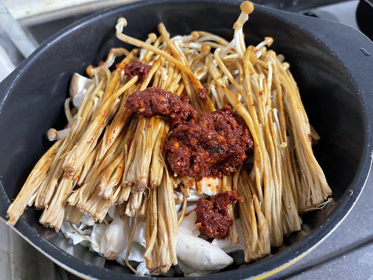 미나리 버섯매운탕 🍄‍🟫

황금팽이버섯 맛있길래 미니새송이, 양배추, 미나리 듬뿍 넣고 매운탕 끓였다! 향긋하니 맛있었음 😋