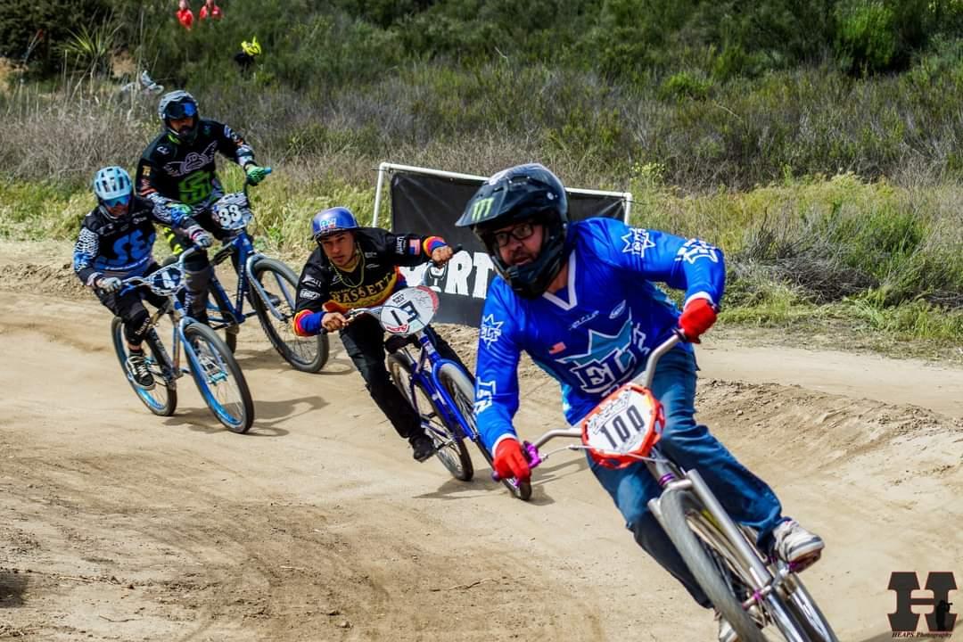 Some great racing this past weekend at Dirtyfest. Here's Matt Everman leading the pack in the big cruiser class on a 29-inch Aluminum Doublecross. 

#bmxracing #Dubai #elfbmx