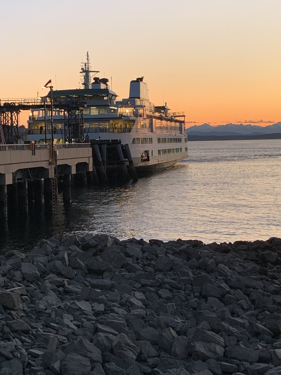 GDubMLB's tweet photo. Finest dining in Seattle. #Ivars #Waterfront #AcresOfClams https://t.co/SvqF5KeXek