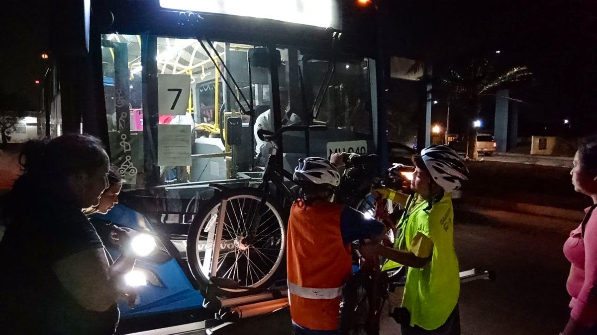 hectorSTirado's tweet photo. ¿Sabías que en la #Biciescuela también aprendes a complementar tus viajes con #VaYVen? 🚲➕🚍
Aquí les muestro a nuestro amigo que aprendió a subir la bici en el rack del Va y Ven, a utilizar una de las nuevas rutas de transporte en el #Sur y a realizar viajes #multimodales 💪🏻 https://t.co/rSbpLr5seb
