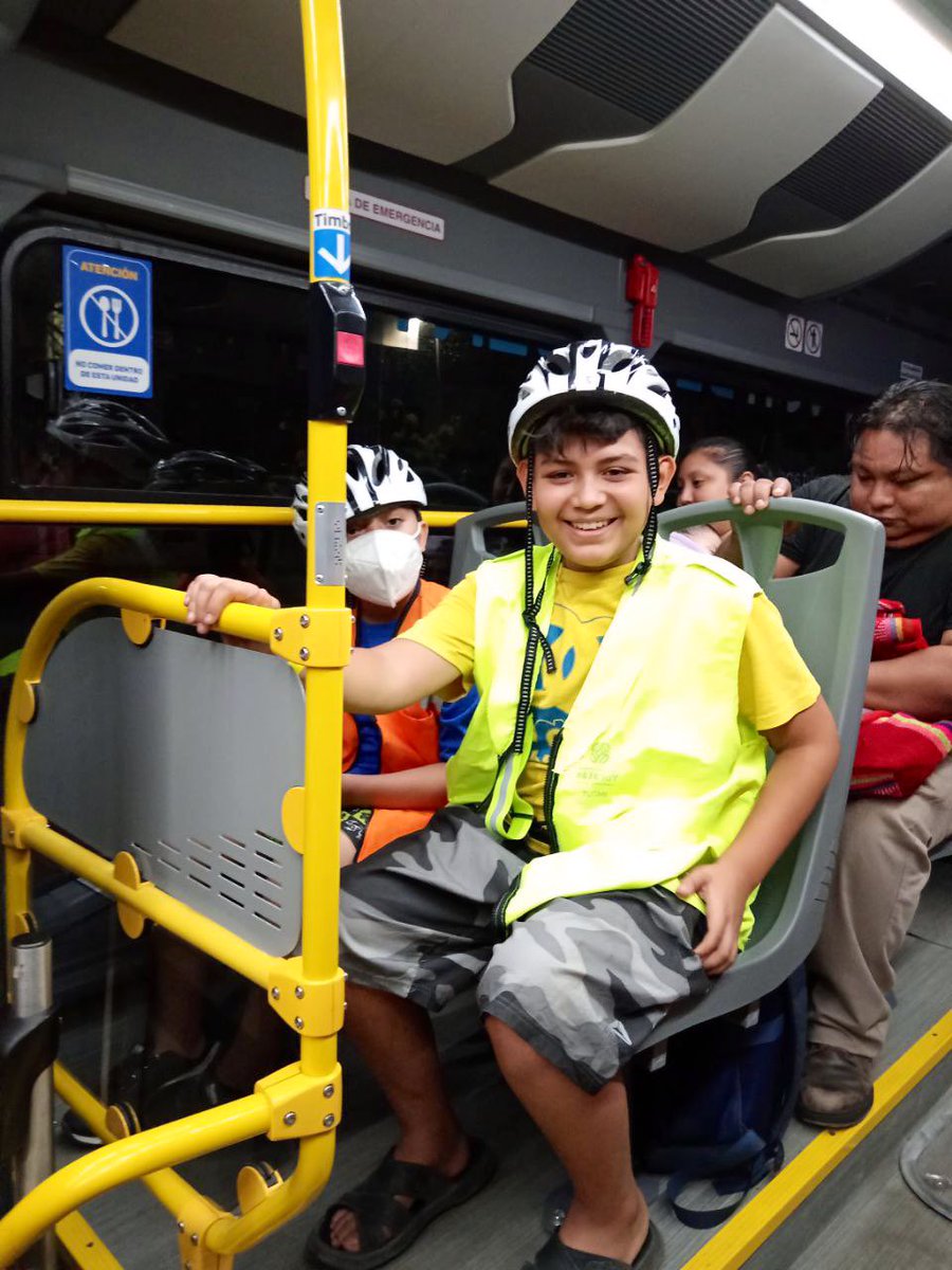 hectorSTirado's tweet photo. ¿Sabías que en la #Biciescuela también aprendes a complementar tus viajes con #VaYVen? 🚲➕🚍
Aquí les muestro a nuestro amigo que aprendió a subir la bici en el rack del Va y Ven, a utilizar una de las nuevas rutas de transporte en el #Sur y a realizar viajes #multimodales 💪🏻 https://t.co/rSbpLr5seb