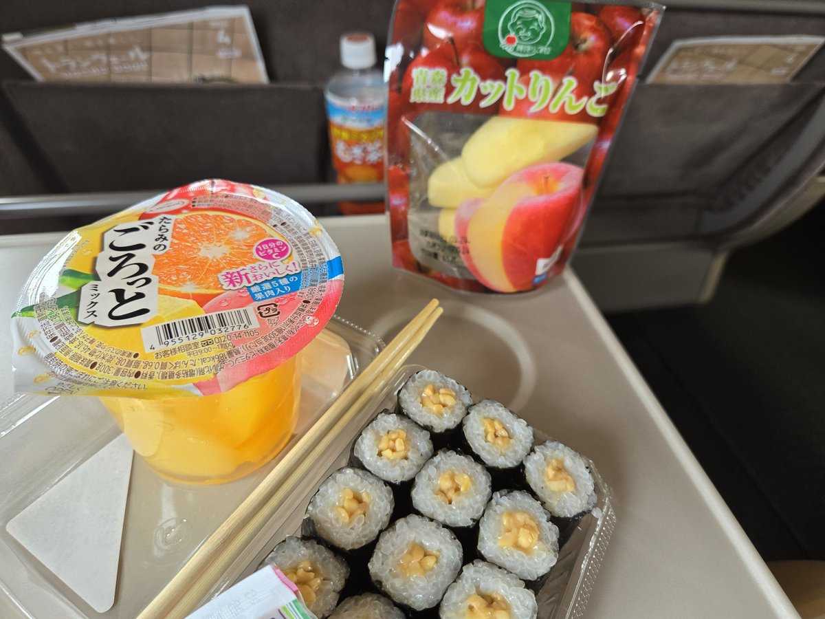 On my way back to Tokyo now. I found what I can eat for for my vegan 'bento' at Lawson conbini. Natto maki, sliced apples and fruit jelly. Apparently, Japan doesn't use gelatin so that's a plus. #LilMoVacation 🍱🍎🍊🍍