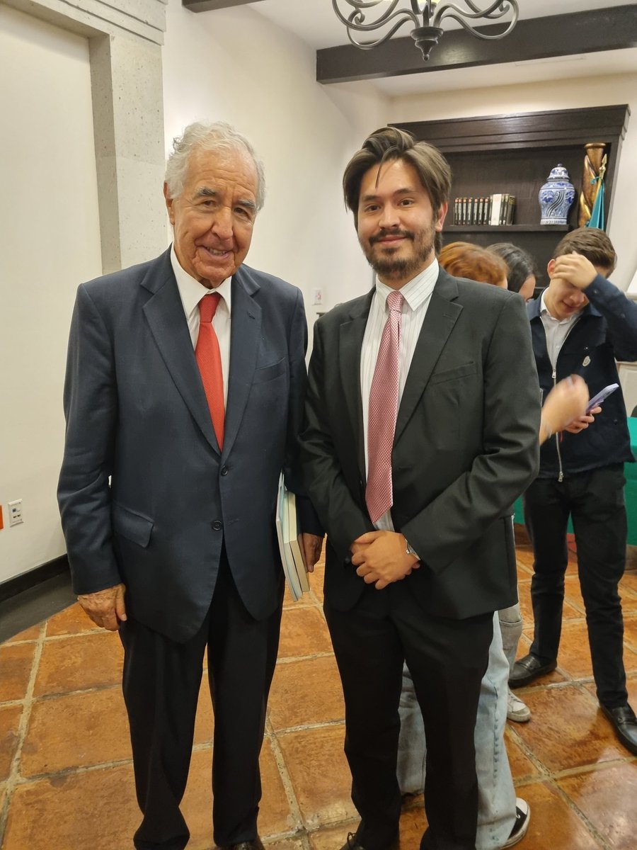 OlafSaraMel's tweet photo. Hoy asistí a la presentación del libro "Arquitectos Invisibles de la Relación México-Estados Unidos" por el cónsul @RafaelLaveagaR. También tuve el honor de conocer al emb. y ex canciller Bernardo Sepúlveda Amor. 🇲🇽 https://t.co/cwvSbHS81H