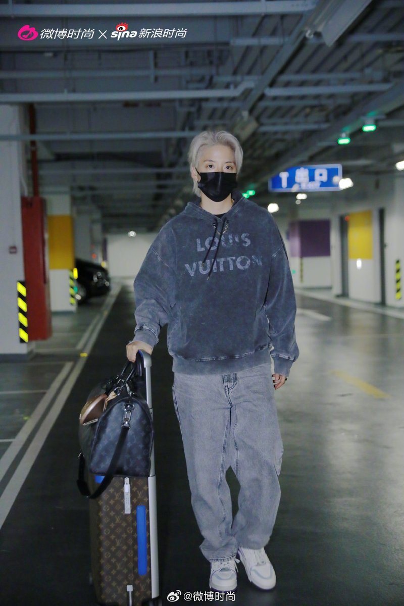 shei1028's tweet photo. 刘逸云Amber Liu 180424
📸微博时尚 wb
...
"Wearing a sweatshirt and jeans, she easily looks fashionable and handsome. The small LV Nanogram speaker hanging on the handbag is also so cool." (via google translate)
...
#刘逸云 #刘逸云Amber
#AmberLiu刘逸云  #AmberLiu #ACloud https://t.co/edZoAv293r