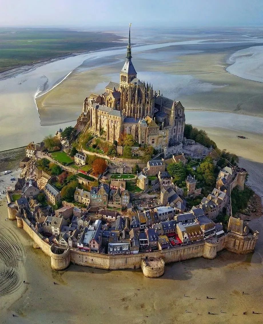 Mont-Saint-Michel, France 🇫🇷

A UNESCO World Heritage Site which has its origins dating back to the 8th century. It's a blend of Romanesque and Gothic styles, rising dramatically from the tidal flats of the surrounding bay. Its crown jewel is the Abbey Church.

📸mojitomanwes