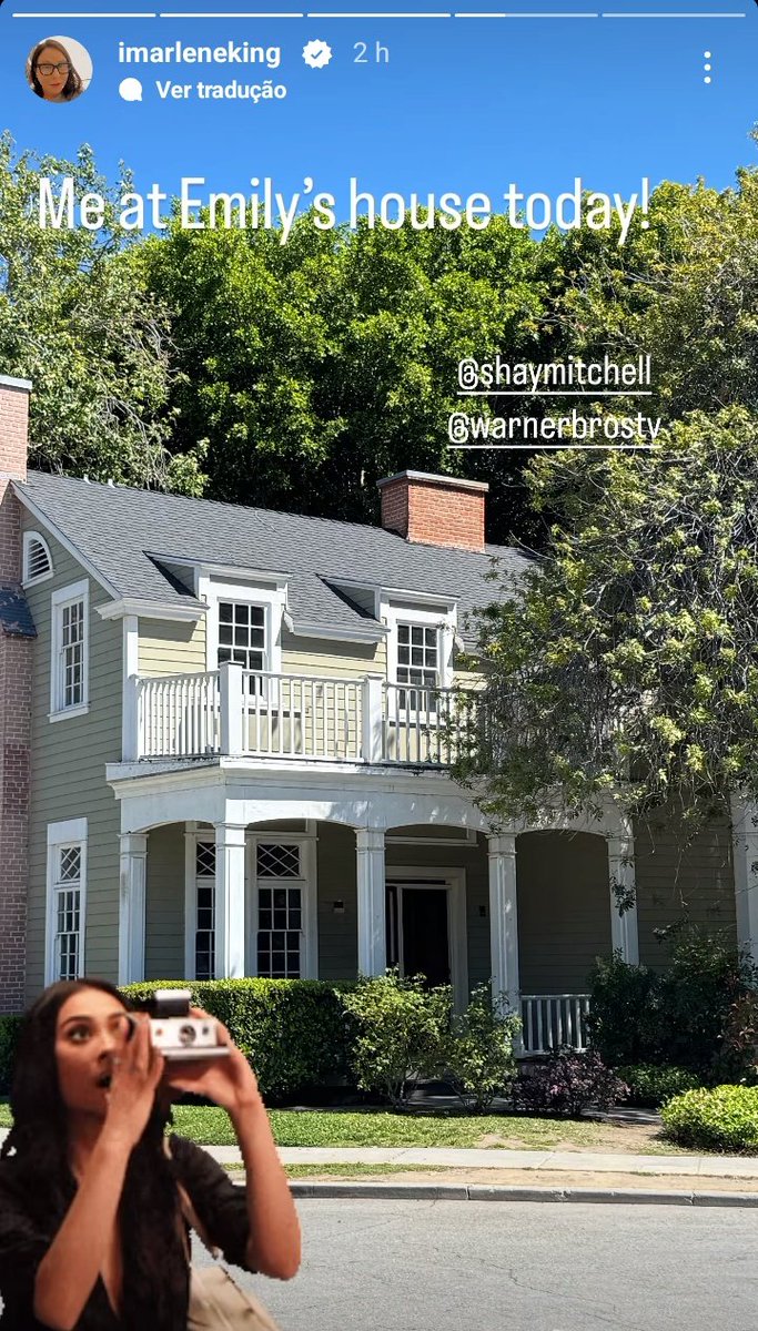 sethmner's tweet photo. a marlene ontem na casa da emily e hoje na igreja O QUE TA ACONTECENDO??????? https://t.co/HFZW2BFUSZ