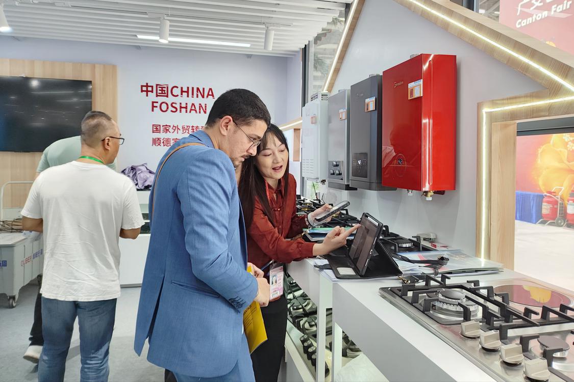 #CantonFair is currently in progress! High-end technology from #Foshan has captivated global #traders, and the atmosphere on-site remains as lively as on the first day. Come and experience the cutting-edge technologies! #China #135thCantonFair #Fair #intelligent #SmartCity