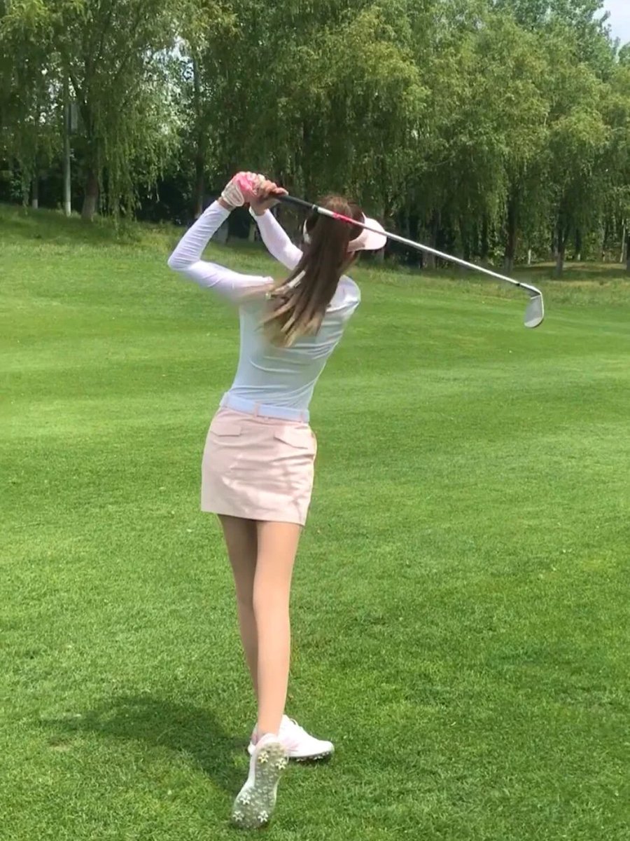 HelloTian36's tweet image. When playing golf, it is important to determine the flight path of the ball so that it does not hit trees or other people.