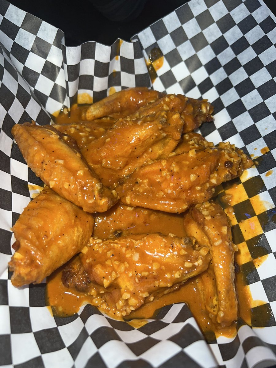 jordanmika's tweet photo. never make eye contact when licking your fingers after eating chicken wings 😜 https://t.co/KGXSPBmtXF