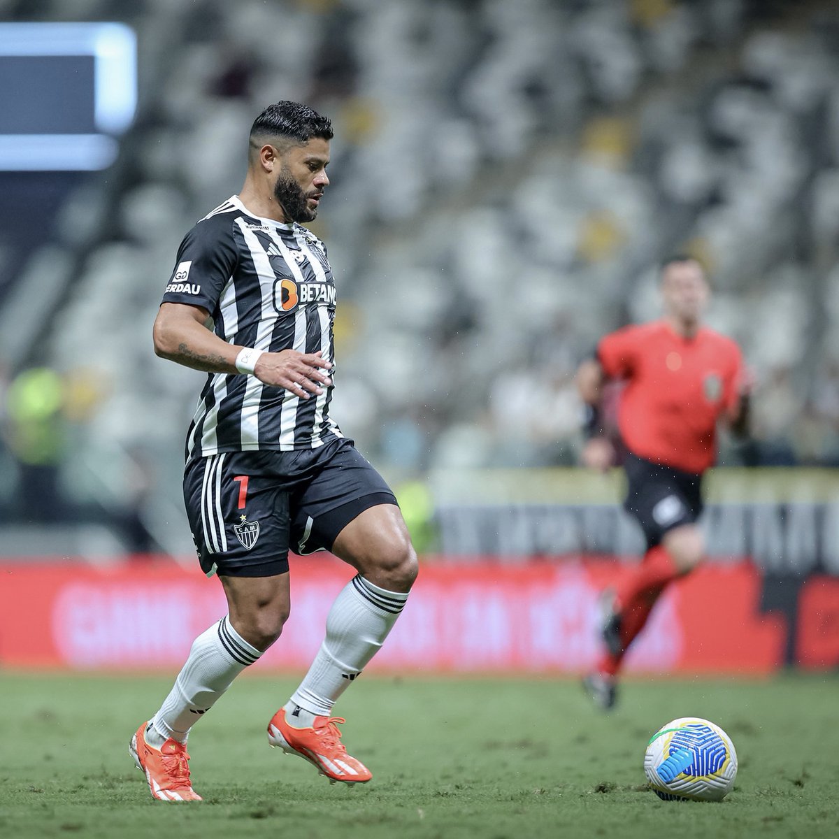 💪🏼👏🏼🐔 Com 187 jogos disputados no #Galo, Hulk bate recorde de partidas por um mesmo Clube na carreira, superando marca registrada quando vestiu as cores do Porto! 💻 Saiba mais: atletico.com.br/hulk-faz-do-ga…