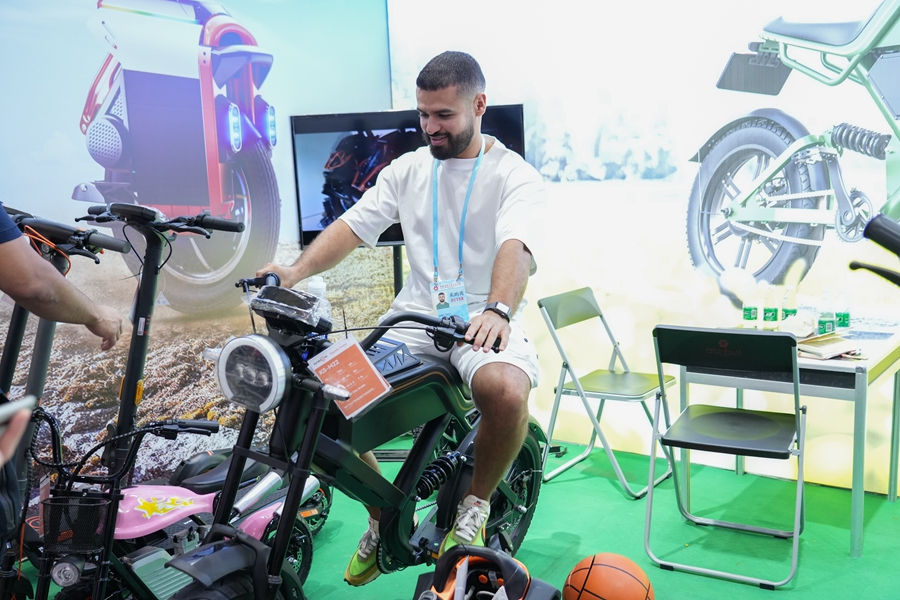 Some records of #CantonFair 
Happiness faces from our clients and visitors.
 #kingsong #electricunicycle #ebikes #escooter #Riding  #emobility #fun