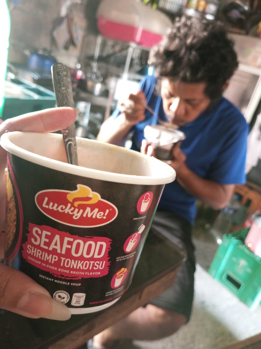@luckymeph @Puregold_PH Ang noodle-licious daw po ng bagong LuckyMe Seafood Shrimp sabi po ni Dad... 🍜🍜🍜