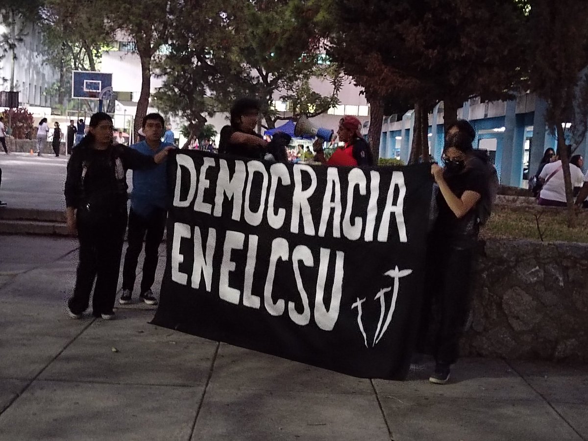 el_resumen_'s tweet photo. #UsacSinRector Estudiantes rechazan violencia provocada este día contra estudiantes en el Campus Central de la Usac, quienes protestaron contra la presencia de Walter Mazariegos en la rectoría. https://t.co/CxEmOzss8U