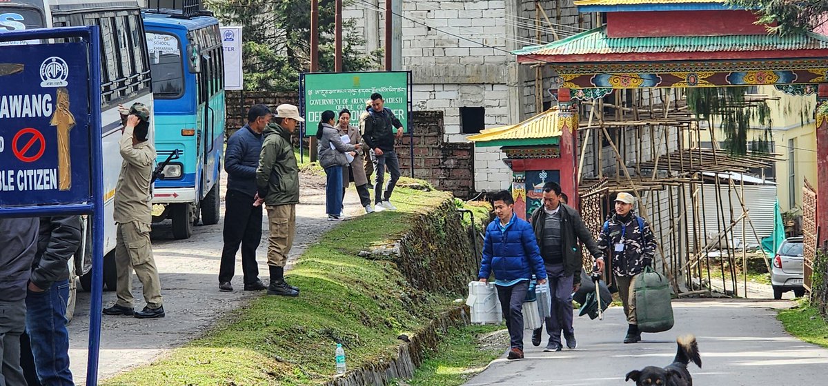diprotawang's tweet photo. Warm send off to the polling teams from district headquarters for their onward journey to various polling stations of #Tawangdistrict in presence of @dctawang cum DEO Kanki Darang ROs @hakraso &amp; @bapu_w to celebrate #Loktantrakamahaparv https://t.co/ZYrb1l6N3R