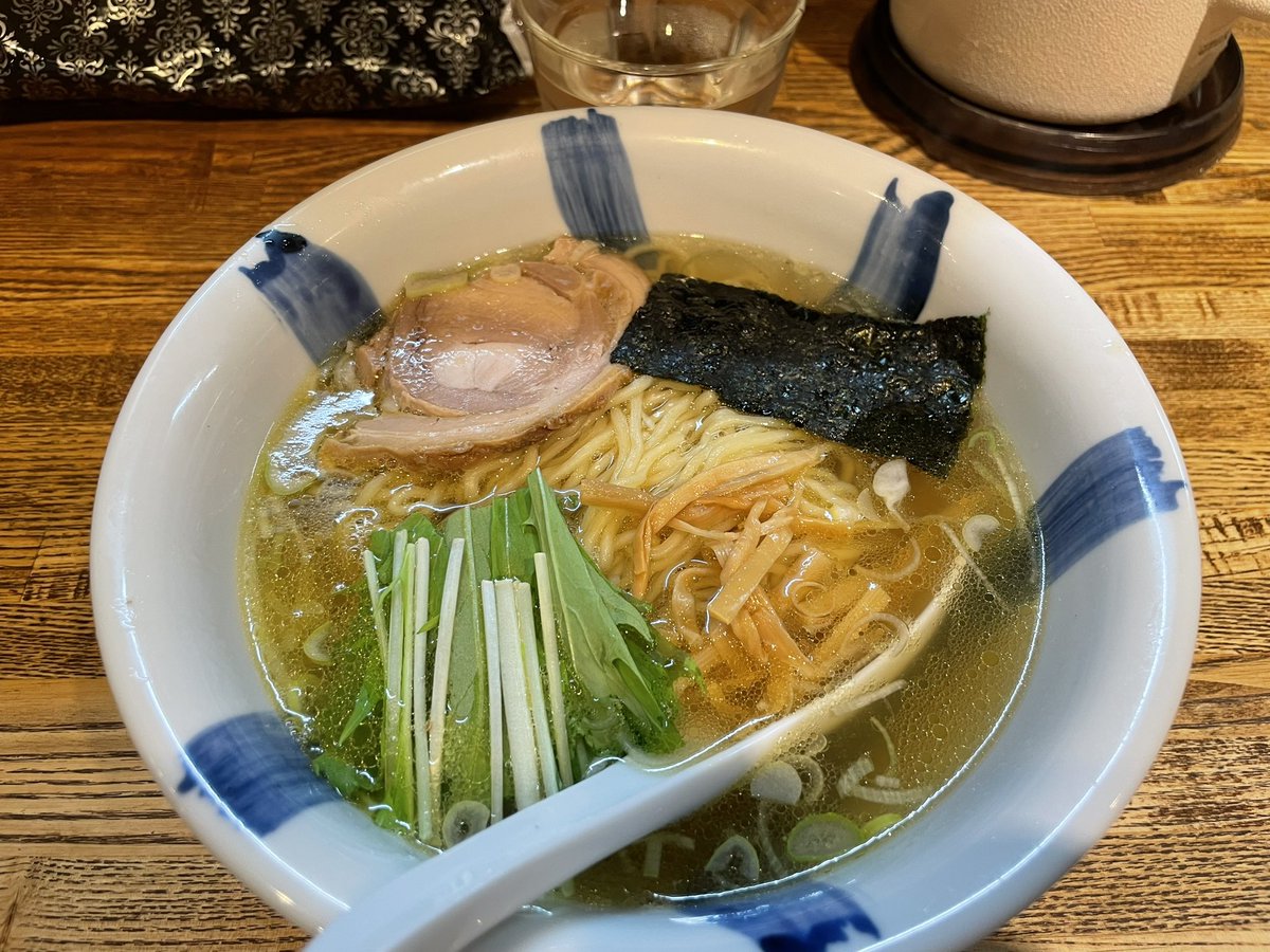 秋葉原【粋な一生】 塩ラーメン850円 7年ぶりの再訪🤤 ラインナップに味噌が増えてた（元からあった？）から、ちょっと心配になったけど、相変わらず美味しかった😋 甘めの出汁に塩が程よく効いてうんまい〜🥰 #宅部のラーメン