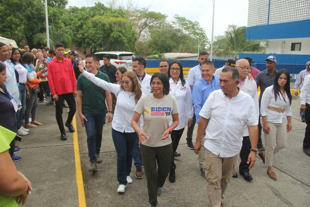 Rodríguez y Galíndez, junto a sus respectivos acompañantes, recorrieron parte del centro hospitalario, cuyos trabajos de recuperación avanzan felizmente.