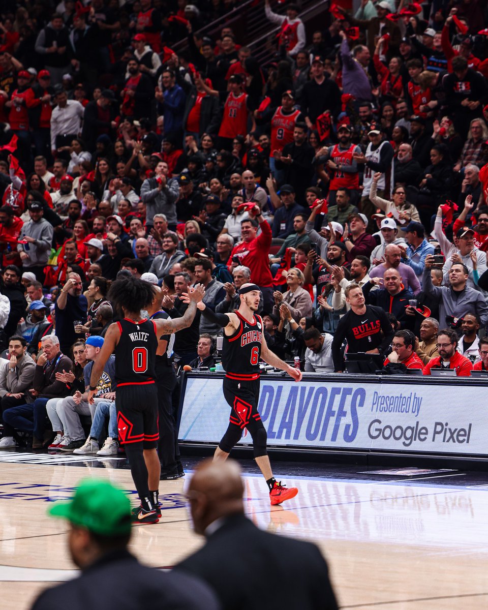 O Chicago Bulls vai para o último quarto liderando por 19, e já com quase 4 JOGADORES anotando 20+ pontos. White: 28 PTS, 7 REB, 5 AST, 71% FG DeRozan: 23 PTS, 8 AST/1 TOV, 63% FG Vučević: 20 PTS, 9 REB, 60% FG Dosunmu: 19 PTS, 2 BLK, 73% FG, 3-4 3P 🔥