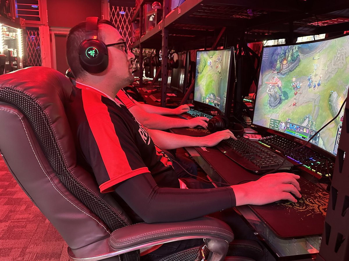 CVCCEsports's tweet image. ⚔️ ⚔️ HISTORY MADE! ⚔️⚔️

Our Red Hawk League of Legends team takes down College of Eastern Idaho 2-1 for its first-ever @neccgames National tournament win!

Thanks again to our partners @MGameandlounge for hosting us! #RedHawkNation