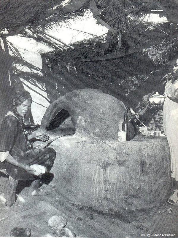 An Old Photo of Sudanese Woman Making Bread in Traditional Oven - Northern Sudan.

#SudaneseCulture 
#ثقافة_سودانية