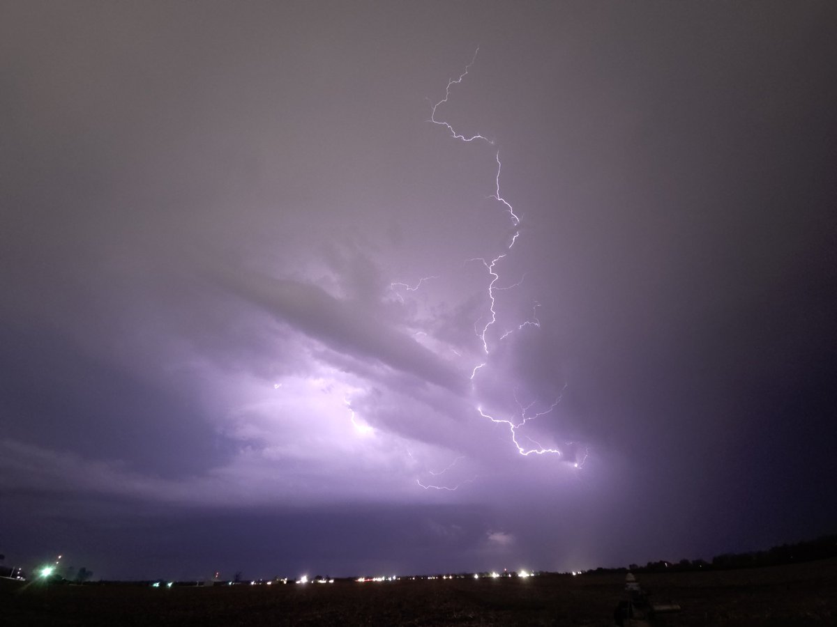 BEAUTIFUL lightning and structure fest going on right now north of Topeka, KS. #kswx