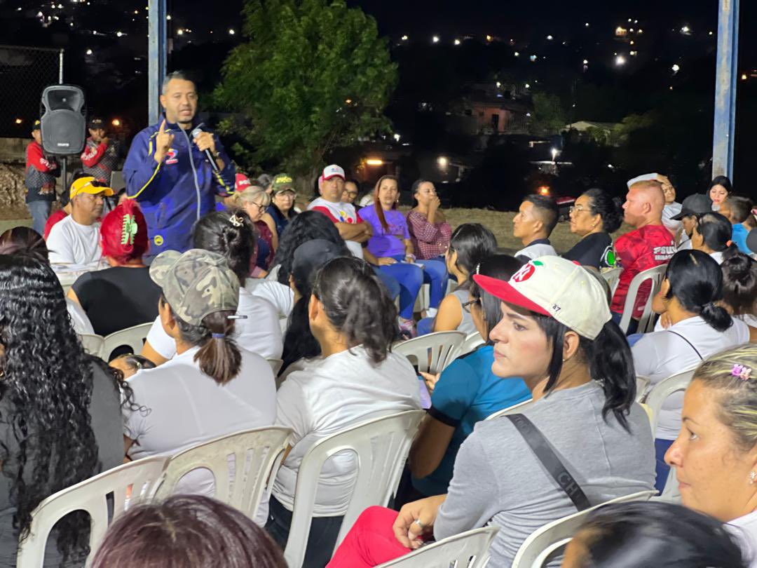 Nuestra asamblea nocturna de hoy fue desde la comunidad de Jacinto Lara en la Parroquia Unión. Se hicieron presente voceros de 3 comunas y 7 ubch que hacen vida en el ámbito de este macro sector. Escuchamos sus problemáticos y plantearon sus respectivas Agendas Concretas de