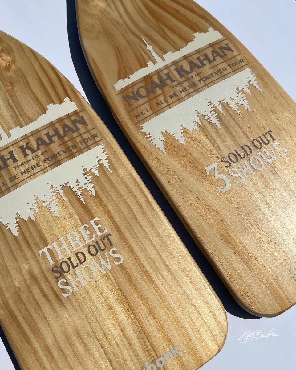 📸| Details on the custom painted canoe paddles gifted to Noah from @ScotiabankArena to commemorate three sold out shows in Toronto (via ig: kscandale)