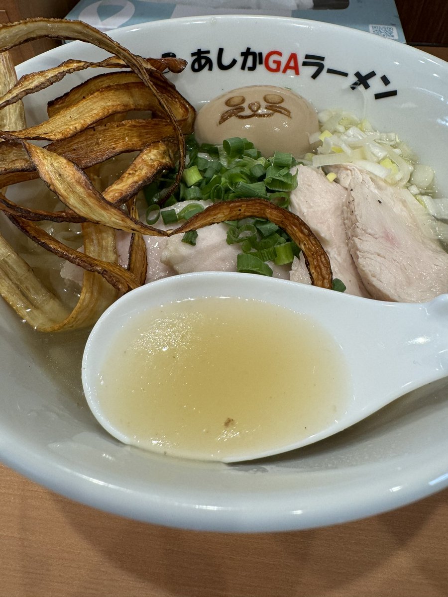 vice_magistrate's tweet photo. Aラーメンスペシャル塩(チャーシュー二枚追加、味玉)を美味しくいただきました。

Gラーメンとは違い清湯スープのためス���キリめのちぢれ麺、味玉の顔も可愛い。醤油はまだ準備中とのこと。

#あしかがラーメン https://t.co/z6xkOPU7tV