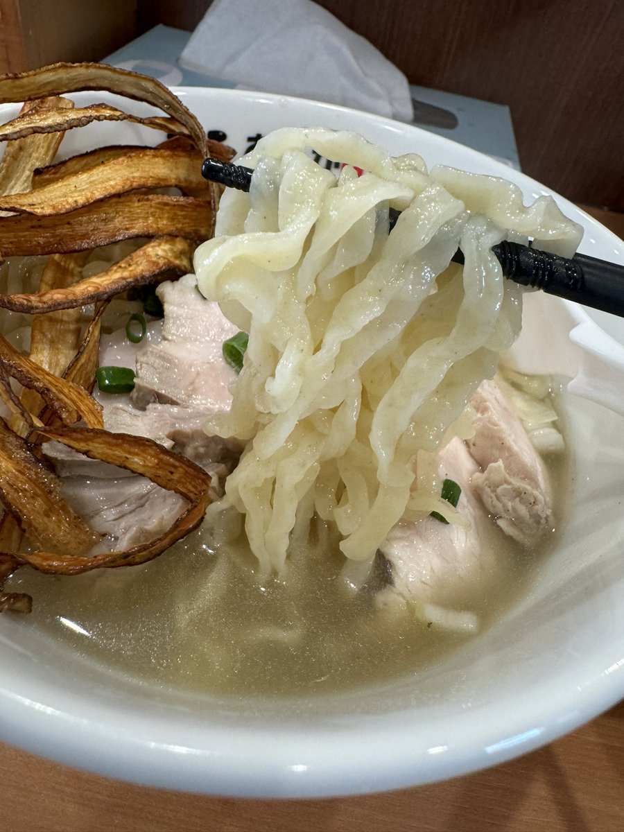 vice_magistrate's tweet photo. Aラーメンスペシャル塩(チャーシュー二枚追加、味玉)を美味しくいただきました。

Gラーメンとは違い清湯スープのためス���キリめのちぢれ麺、味玉の顔も可愛い。醤油はまだ準備中とのこと。

#あしかがラーメン https://t.co/z6xkOPU7tV