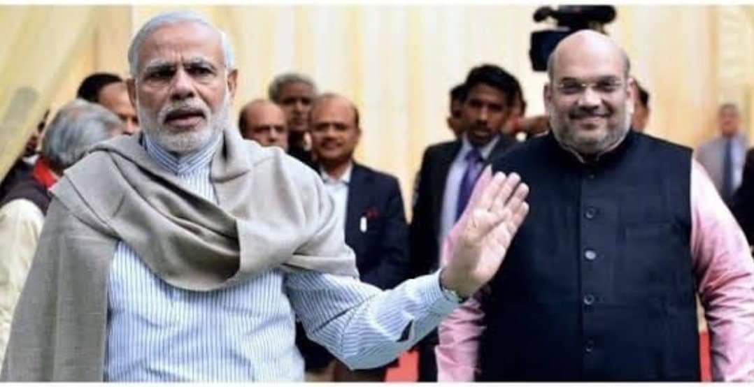 Sanjeevdeep98's tweet photo. ये कह रहा है कि सीटें नहीं आ रही हैं तो टेंट हाउस से मंगवा लेते हैं https://t.co/P6la8q3p22